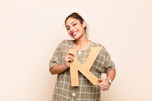 щасливі люди з вишитими роботами